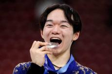 銀メダル鍵山、3歳先輩女子からのハグでSNS和む「まるで母親のよう」「いいシーン過ぎて泣いた」