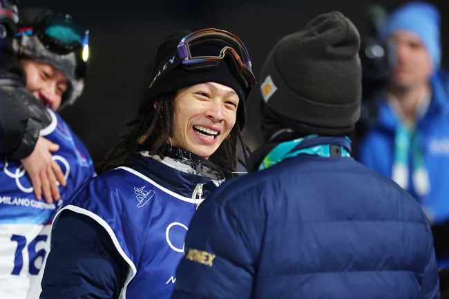 敗れた平野歩夢の「こういうとこ素敵」　集合写真の端で…ひっそりと向けた“右手ポーズ”に反響