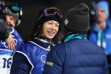 敗れた平野歩夢の「こういうとこ素敵」　集合写真の端で…ひっそりと向けた“右手ポーズ”に反響