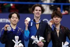 「あれどうやったんだ？」　フィギュア表彰式、鍵山優真の胸元に「謎技術」…中継映り「扱いがプロ」「可愛いww」