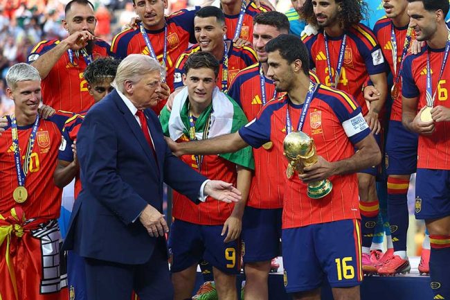W杯表彰式、トランプ大統領を“カット”したFIFAの1枚に絶賛 トロフィー
