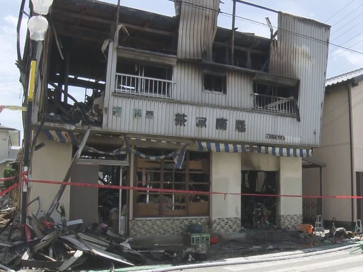 住人1人が逃げ遅れたか…愛知県碧南市で住宅2棟が全焼しもう1棟も一部焼損 火元の家の80歳女性と連絡取れず