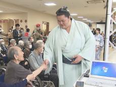 「名古屋場所は優勝目指してやっていく」大関・琴櫻が父の佐渡ヶ嶽親方ら中村区の老健施設を訪問 入所者から激励