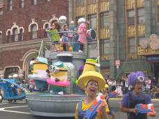 ミニオンやマリオなど登場…USJで「サマーパレード」が4年ぶりに復活 人気キャラが観客に水かけながら進む
