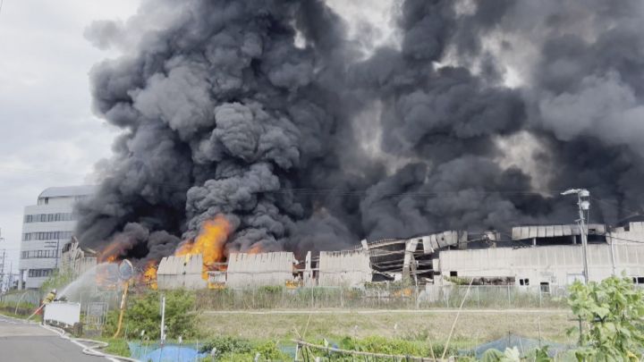 激しい炎と黒煙…岐阜市の物流会社倉庫から出火 8時間以上経過も消火活動続く ケガ人なく中の衣類が燃えたか