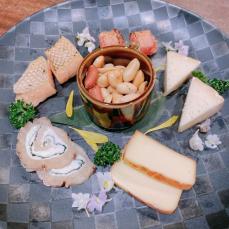 海鮮と燻製料理と日本酒が自慢…名古屋市中区の居酒屋『森三人』日間賀島や篠島を中心に旬の鮮魚を仕入れ
