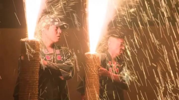 初日は手筒花火を披露…愛知県豊橋市の夏の風物詩『豊橋祇園祭』火柱が10m超上がり火の粉降り注ぐ