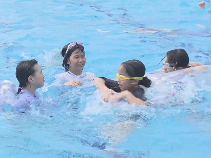 子供達で賑わう…夏休み初日 名古屋市瑞穂区の市民プールが無料開放 テント増設など新たな熱中症対策も