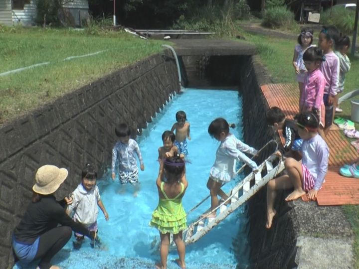すぐ下流に小魚なども…川をせき止めた“天然プール”で園児らが水遊び 冷たい水に歓声上がる 三重県紀北町