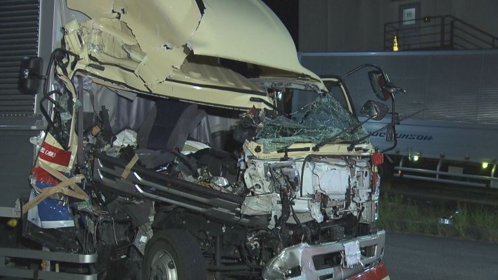 駐車スペースでない所に…PAで駐車中の大型トラックにトラックが追突 運転していた61歳男性が死亡