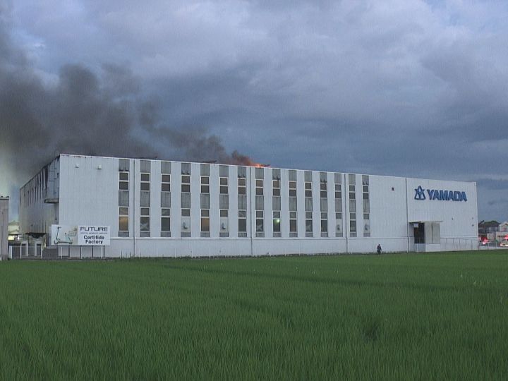 出火当時は無人…パチンコ台部品の製造工場で火事 鉄骨2階建ての2階部分が中心に焼ける ケガ人なし