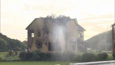 “落雷”が原因の可能性も…三重県津市で住宅が焼ける火事 木造2階建ての建物が全焼し77歳女性が煙吸って搬送