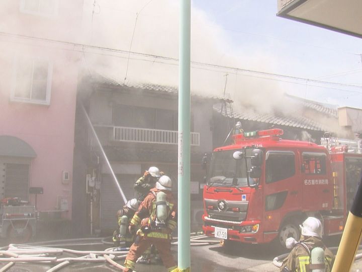 住宅密集地に白煙広がる…名古屋市北区で住宅火災 木造2階建ての家が全焼し隣家にも延焼 消火活動続く
