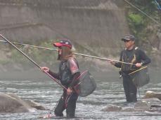優勝者は3時間で24匹…宮川でアユの友釣りの大会 曇り空と連日の雨の影響で多くが苦戦 岐阜県飛騨市