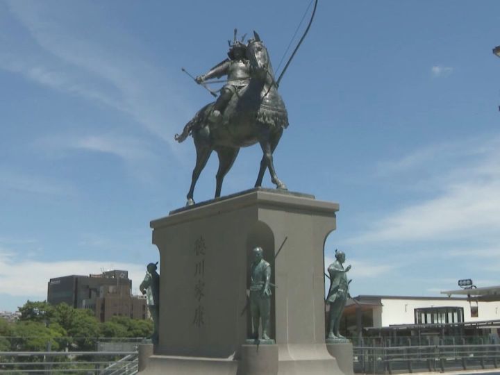 三河武士の心構えを示す…東岡崎駅前の徳川家康騎馬像の周りに『四神像』設置 “忍・智・勇・慈”を表現