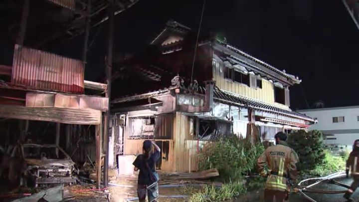 昼と夜に連続して出火…愛知県犬山市で倉庫が焼ける火事 鎮火後7時間以上経って隣接する住宅からも出火