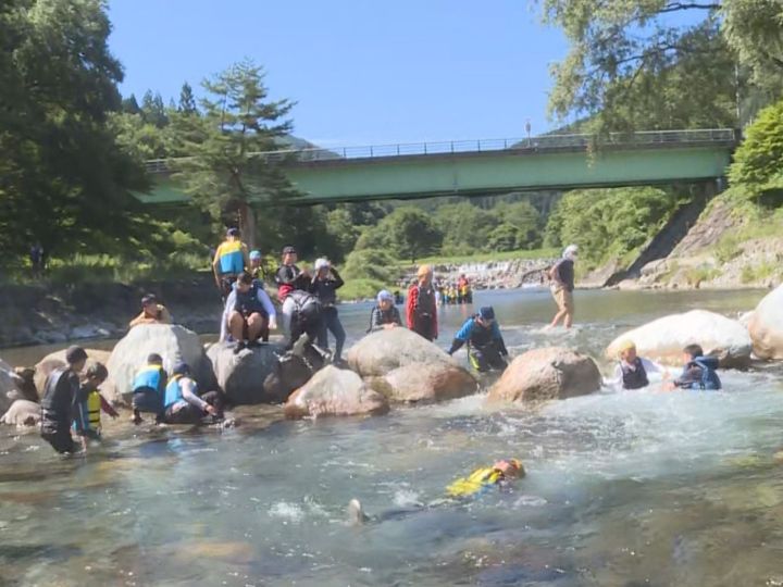 服を着て川に入る…小学生が川の深さによる流速の違いなど学ぶ 教育学部の学生が救助待つ方法など指導