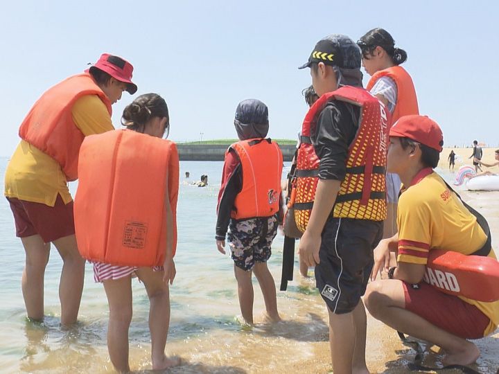 ライフセーバーらによる講習会 親子連れが水難事故を未然に防ぐルールなど学ぶ 愛知・新舞子マリンパーク