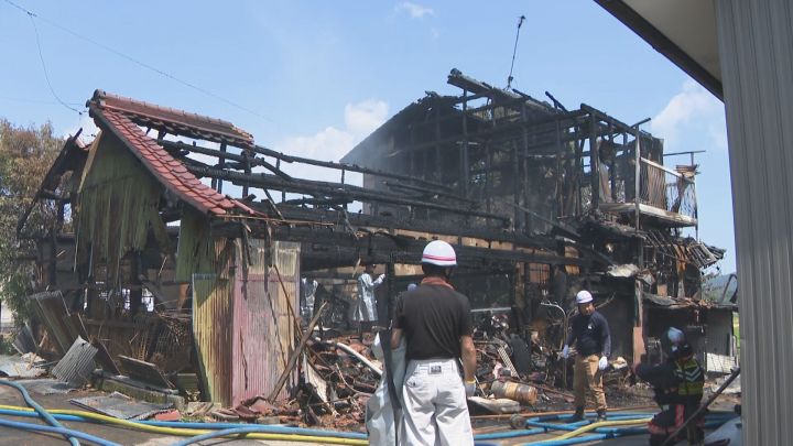 住人の60代女性と連絡取れず…愛知県岡崎市で住宅が全焼する火事 3人が病院へ搬送され30代男性は重傷