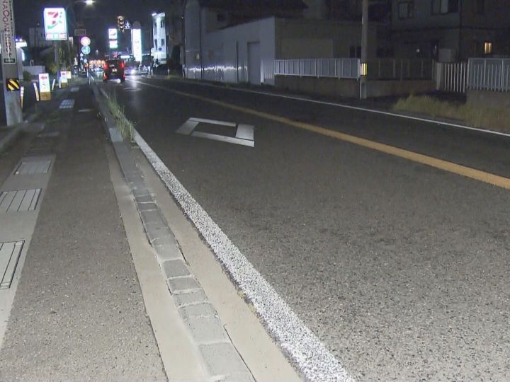 コンビニの駐車場から道路に出た軽乗用車が右側から来た路線バスと衝突 軽を運転していた25歳女性がケガ