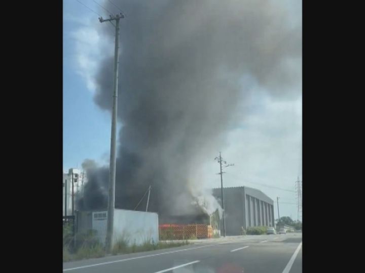 「木が燃えて建物に燃え移りそう」などと通報…漁協の倉庫で火事 平屋建て約150平方mが焼ける ケガ人なし