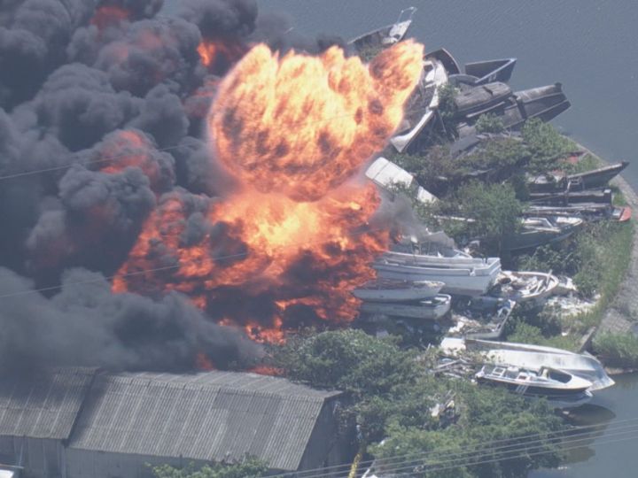 爆発が起き炎の勢い増す…枯れ草火災が近くの建物やヨットなどに引火し炎上 ケガ人や逃げ遅れはなし