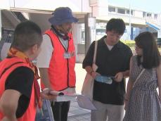 語学等の特技活かす…近鉄鳥羽駅でボランティアが観光案内 南海トラフ臨時情報受けハザードマップも配布