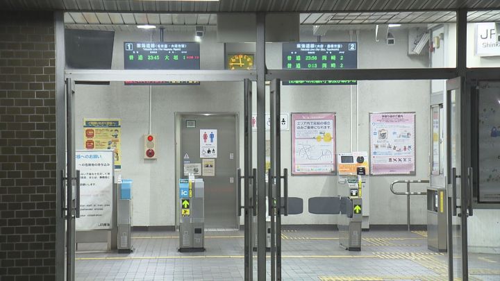 駅に停まった電車内で…30代位の男が乗客の顔に突然“スプレー” 2回噴射し逃走 被害者は面識やトラブルなし