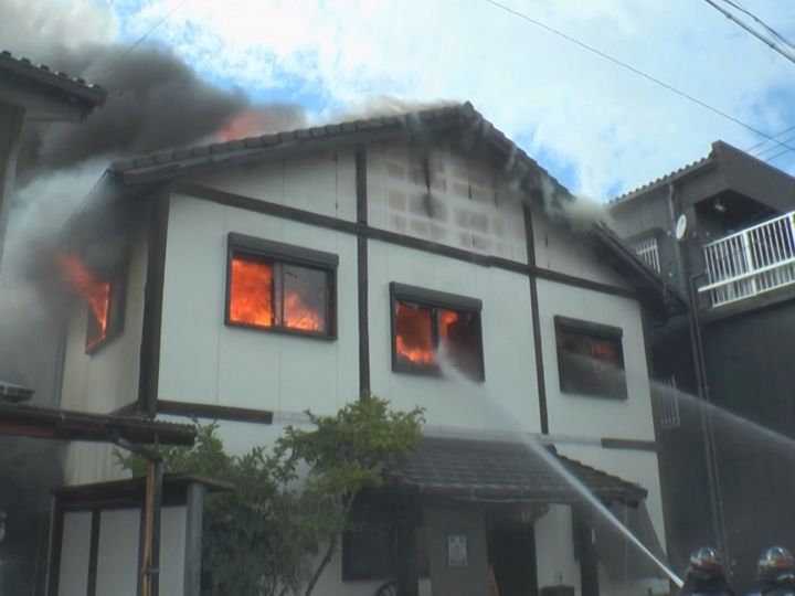 「厨房の油から火が出ている」木造2階建ての飲食店兼住宅が全焼 店主の68歳男性が頭に軽いヤケド