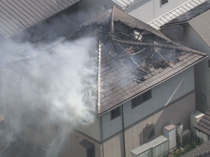 50代位の男性がヤケドして搬送…愛知県春日井市で2階建て住宅が燃える火事 周囲への延焼なく消火活動続く