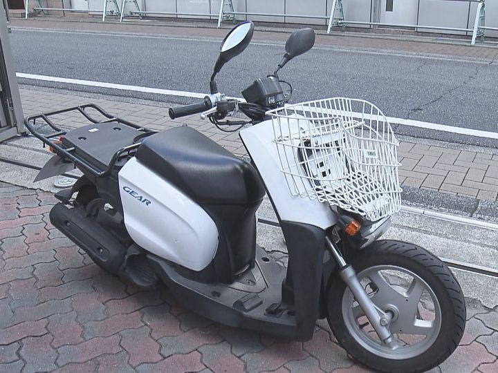 骨折等の重傷…未明の信号交差点で原付バイクの22歳男性がはねられる 車は逃走しひき逃げ事件として捜査