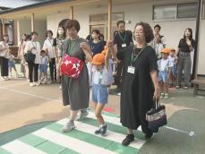 敬老の日を前に…愛知県津島市の幼稚園で祖父母を招き交通安全教室 園児から反射材付きグッズのプレゼントも