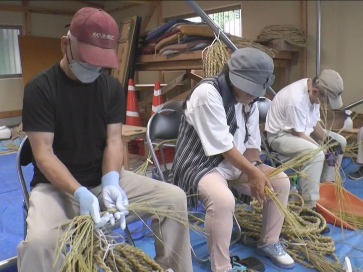 高さ45mの巨岩から約170mの大綱…伝統の「お綱かけ神事」で使う綱を作る“縄なえ”行われる 三重県熊野市