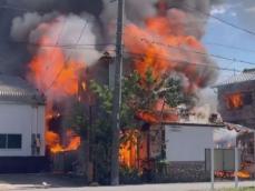 火元の家に住む高齢男性と連絡取れず…名鉄犬山線の沿線で住宅で火事 周辺の住宅など3棟にも燃え広がる