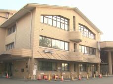 出入口のドア壊される…休日や夜間の診療所で約30万円等入った金庫盗まれる被害 50cm四方で固定されず