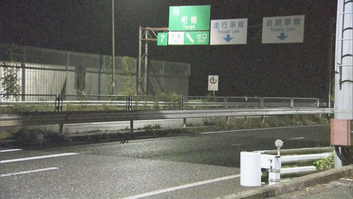 進路変更時に側面からか…トラックでバイクに衝突し女性に重傷負わせ逃走した疑い 運転していた60歳男逮捕