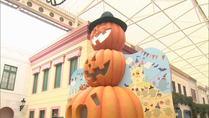 大きなカボチャが来園者迎える…志摩スペイン村『ハロウィーンフィエスタ』始まる 子供達が仮装して記念撮影