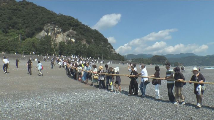 “綱に触るとご利益”…花の窟神社で1300年前から続く「お綱かけ神事」高さ45mあるご神体の岩に大しめ縄