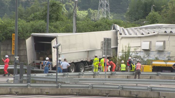 軽油漏れ出し封鎖続く…東名高速のPAでトレーラーが電気室に突っ込む 運転手が約1時間半閉じ込められ搬送