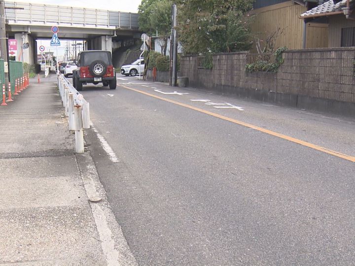 未明に道路を走行中のコンバインが軽トラに追突されガードレールへ コンバインを運転していた高齢男性が重体