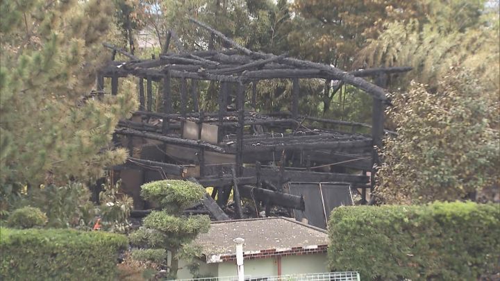 1人暮らしの78歳男性と連絡取れず…岐阜県羽島市で2階建て住宅が全焼 警察等が安否確認進める