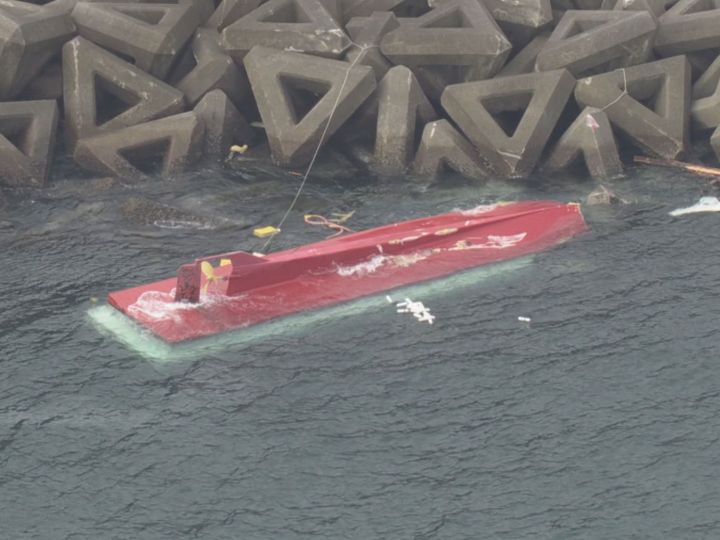 病院に向かうため離島を出発…海上で3人乗った漁船が転覆 船内から見つかった男性1人が死亡 残る男女2人が不明