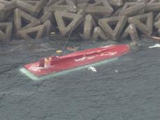 病院に向かうため離島を出発…海上で3人乗った漁船が転覆 船内から見つかった男性1人が死亡 残る男女2人が不明