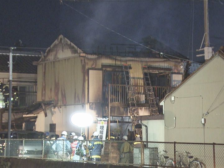 住人とみられる50代男性と連絡つかず…愛知県あま市で木造住宅が全焼する火事 隣家2棟の一部も燃える