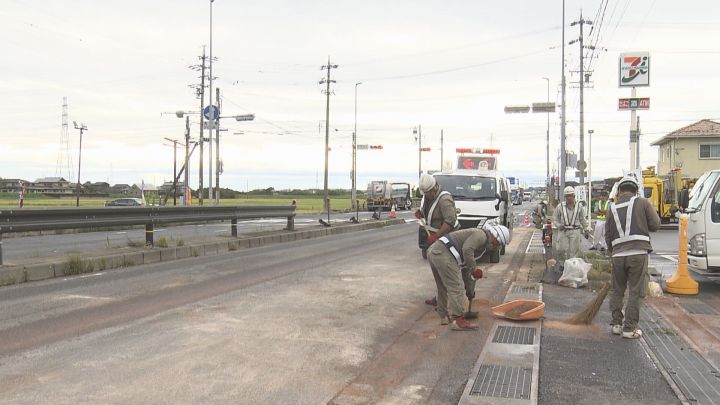 大型トレーラーが交差点の中央分離帯に衝突 運転していた52歳男性が死亡 油が漏れて約5時間通行止めに