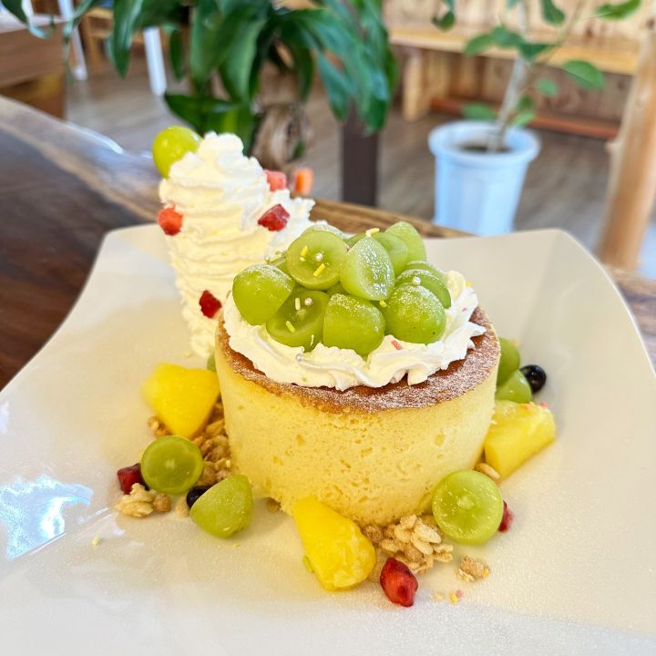 看板ヤギの2頭が客を迎える…『魔法のパンケーキ 稲沢店』芝生が広がるテラスあり愛犬と楽しめるカフェ