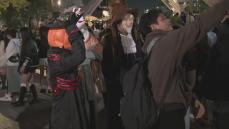 厳戒エリアの“隣”に集結…ハロウィーンの名古屋・栄に200人超の群衆 半数以上が仮装し一時歩けない程の混雑に