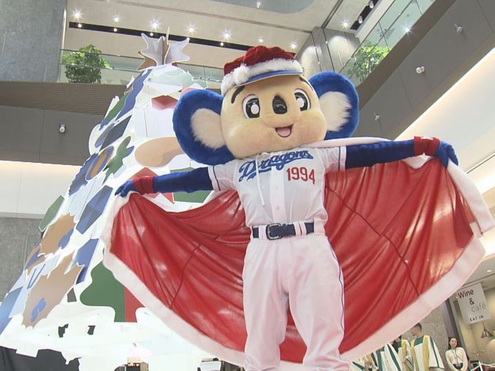 “ドアラサンタ”駆けつける…名古屋の中日ビルにクリスマスツリー登場 高さ約4mで主に木材を使用