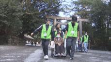 25段の階段は持ち上げて…伊勢神宮内宮で地元の高校生が車いす利用の参拝者をサポート 利用者から感謝の声