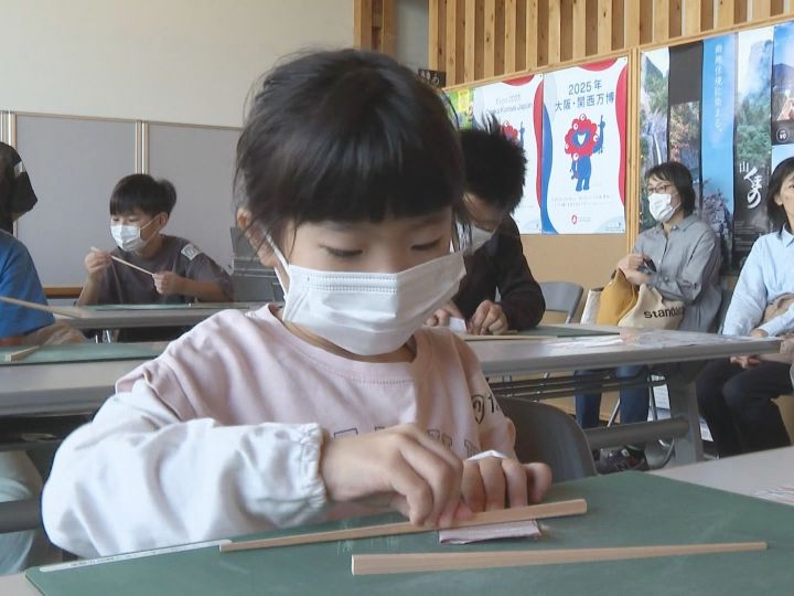 マイはし作りにも挑戦…熊野古道について地元の小学生が食など通じて理解深めるイベント 三重県尾鷲市